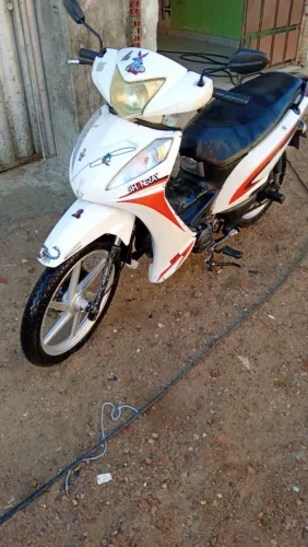 Vende se uma moto Shineray ano 2014 2015 moto de garagem toda em dia valo seis mil