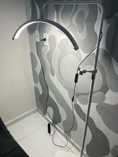 Luminária Meia-Lua para estética/beleza