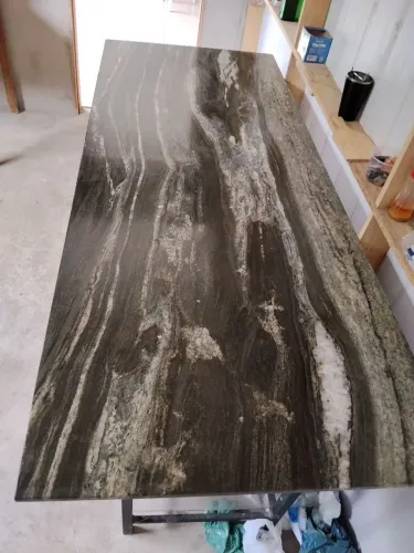 Mesa de granito e metalon