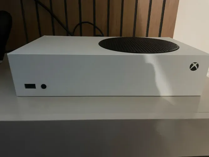 Xbox series S 500gb e 2 controles e 120 jogos