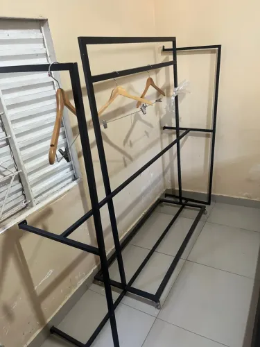 ARARA DE LOJA DE ROUPA
