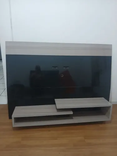 Painel de TV com nicho em bom estado