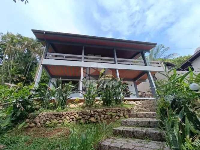Casa Mobiliada de 3 Quartos em Ponta das Canas: 150 m², Vista Mar e Lazer.