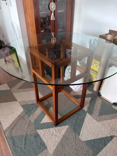 Mesa de jantar redonda com tampo de vidro e base de madeira. TokStok (excelente qualidade)