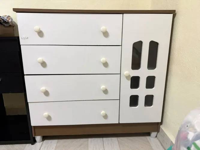 Cômoda semi nova 