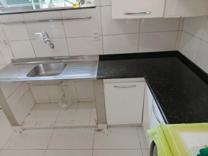 Bancada em L de granito Verde Ubatuba + pia de inox