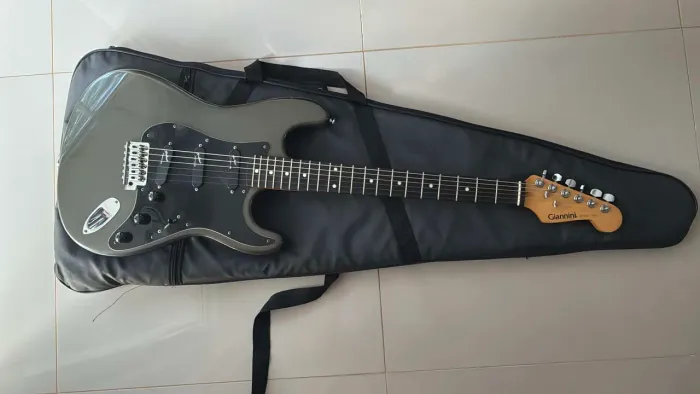 Guitarra Gianini Stratocaster Ebony Series