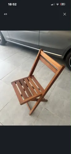 Mesa e cadeiras em madeira