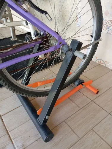 Rolo para bicicleta, pedalar em casa.