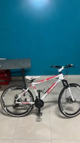 Vendo bike Alfameg, aro 26, carrinho quebrado, mas funciona. Chame no privado