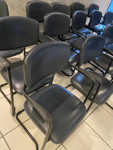 Cadeira com braço e acolchoadas, conforto e qualidade.