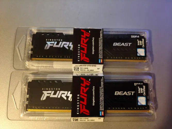 Memória RAM - 2 pentes de 8gb (totalizando 16gb)