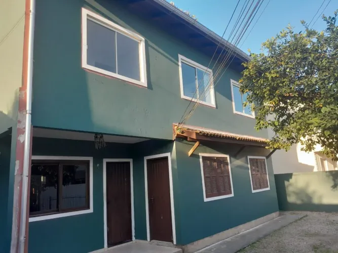 Aluga-se prédio inteiro com 4 apartamentos frente ao supermercado Koch, inglese
