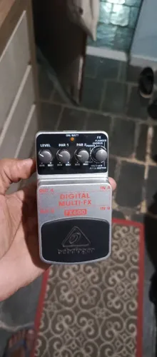 Pedaleira de guitarra berhing