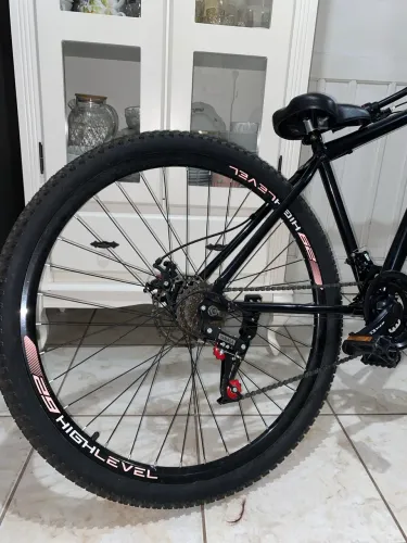 Bicicleta Aro 29 KGT Aço Carbono Freios a Disco Suspensão 21 Marchas