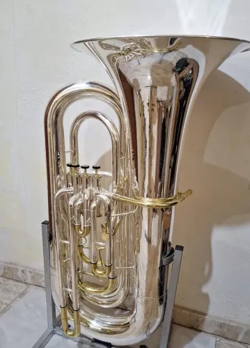 Tuba Ideal 4/4 de 4 Pistos em Sib - Prateada com Detalhes Laqueados.