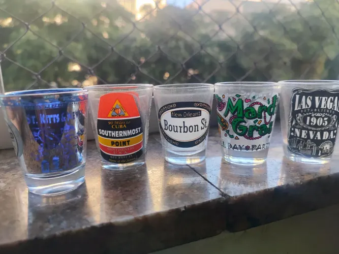 Lote/ Kit 5 Copinhos SHOT sourvinier Viagens "Folia" pelo mundo!