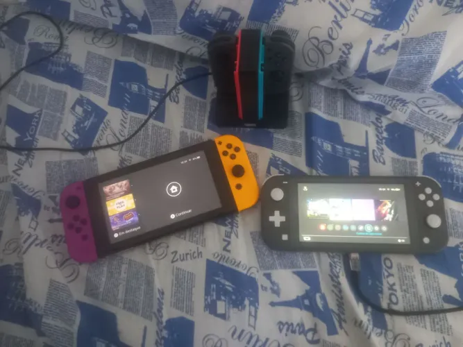 2 Nintendo switch ( 1 lite + 1 Nintendo v1) + par de controles + alguns jogos nele