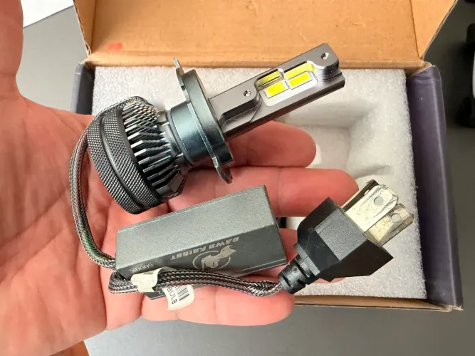 Kit de lâmpadas H4 em LED, 6.000K, novo na caixa