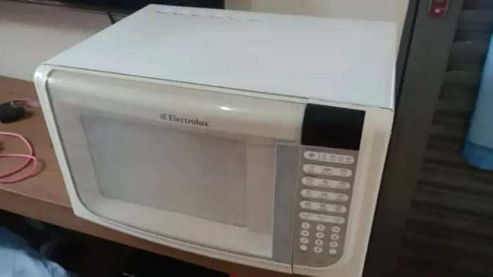 microondas bem conservado esquentando bem