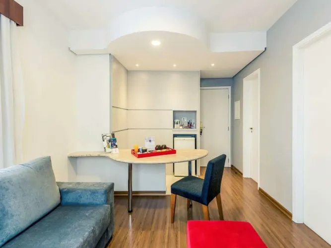 Flat na Rua Funchal totalmente mobiliado, com excelente localização para locação.