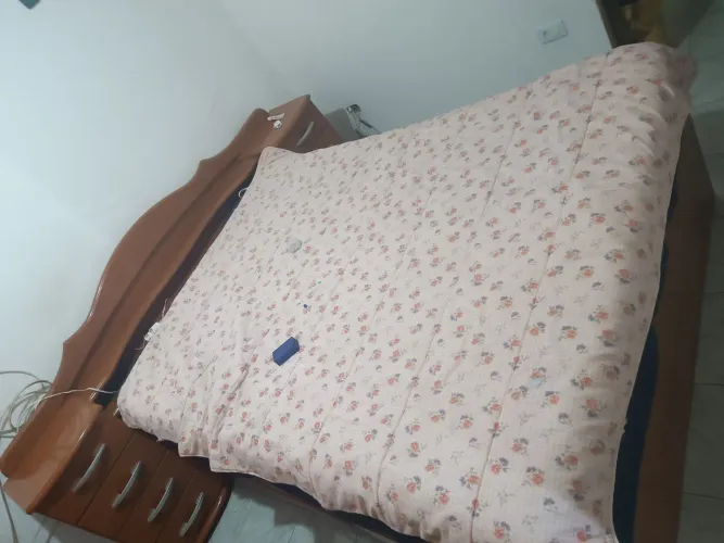 Cama casal com criados mudos
