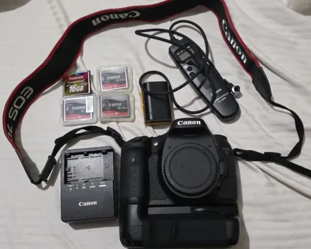 Canon EOS 7D Corpo + Kit de acessórios - sem lente