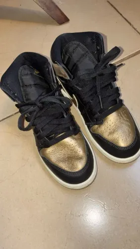 Tenis nike preto e dourado tamanho 35