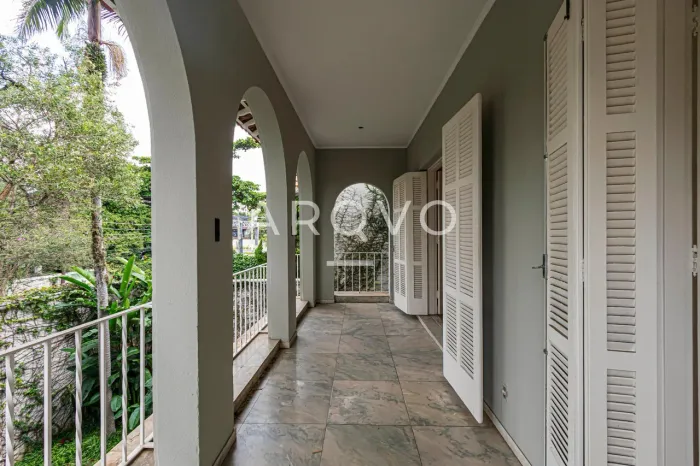 Casa com 343 m², 4 quartos sendo 3 suítes à venda no bairro Jardim Paulista.