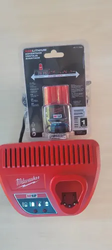Milwaukee Bateria 2ah m12 e carregador 127V.