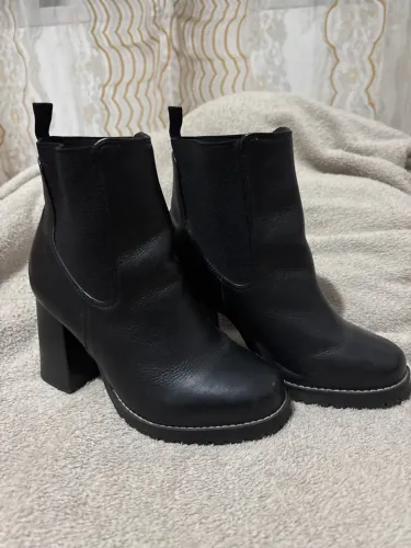Bota Preta Cano Médio Salto Alto Couro Chelsea Tratorada