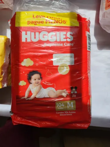 Fralda Huggies tamanho M com 104 unidades (5,5 a 9,5 kg)- embalagem vermelha