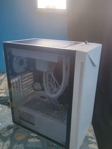Gabinete gamer com acessórios