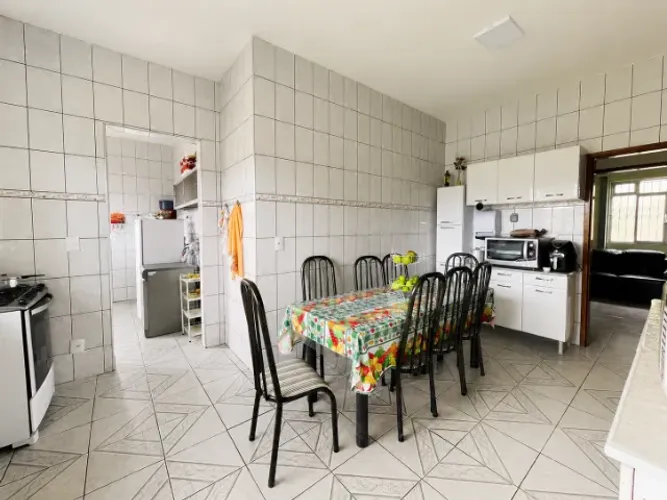 Casa Ampla no Caiçaras - 4 Quartos, sendo uma suíte; 4 vagas na garagem; quintal e terraço