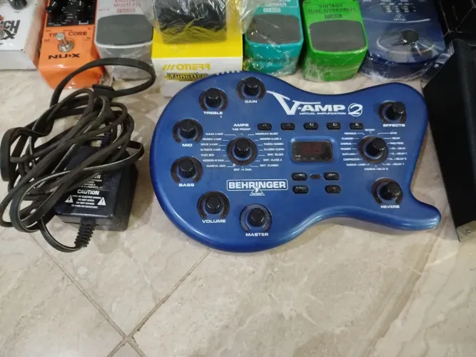 Pedaleira Behringer V-amp 2 com fonte original 