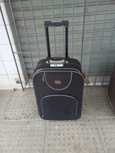 Mala para viagem média.