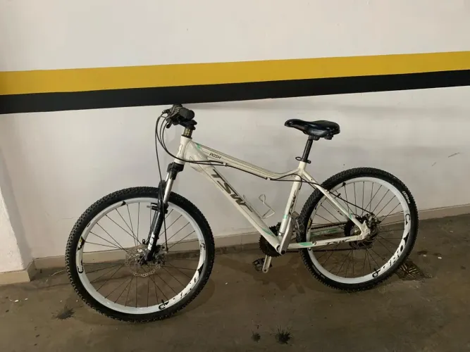Bicicleta TSW Posh aro 26, muito bem conservada, revisada e pronta para pedalar.
