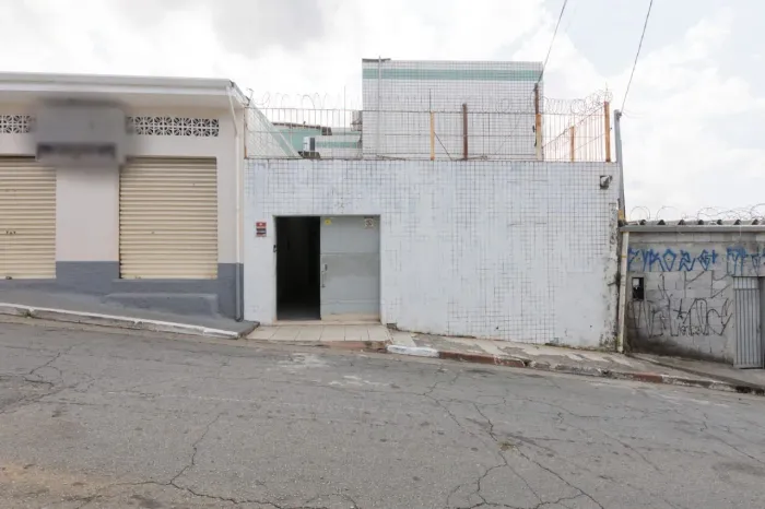 Galpão na Rua Tocha, N. 271 - 271 a 285  2000 m²