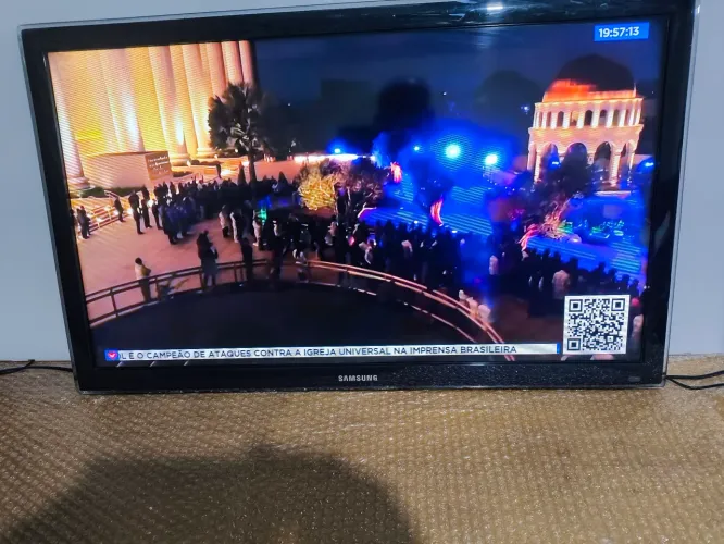 TV LED 32" Samsung UN32D4000 - Imagem linda. (ler descrição).