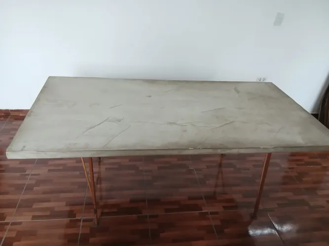 Mesa de madeira com cimento queimado com 4 cadeira inclusas 