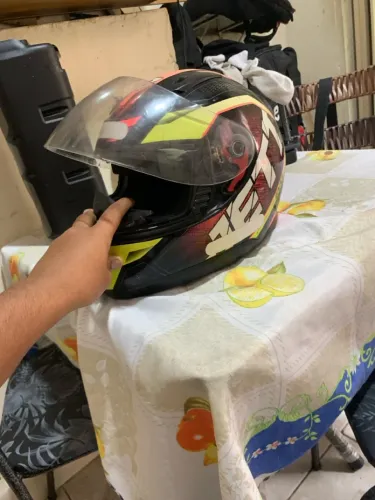 Capacete semi novo usado poucas vezes 