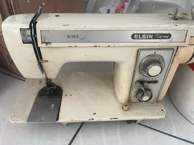 máquina de costura mecânica Elgin Super Zig-zag
