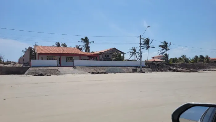 Alugo por temporada uma casa na beira da belíssima e fenomenal praia do Panaquatira.