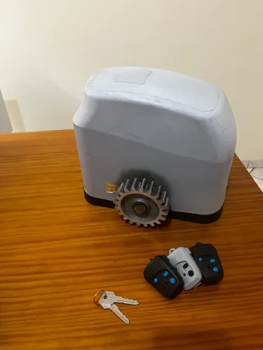 Vendo motor de portão eletrônico, pouco tempo de uso.