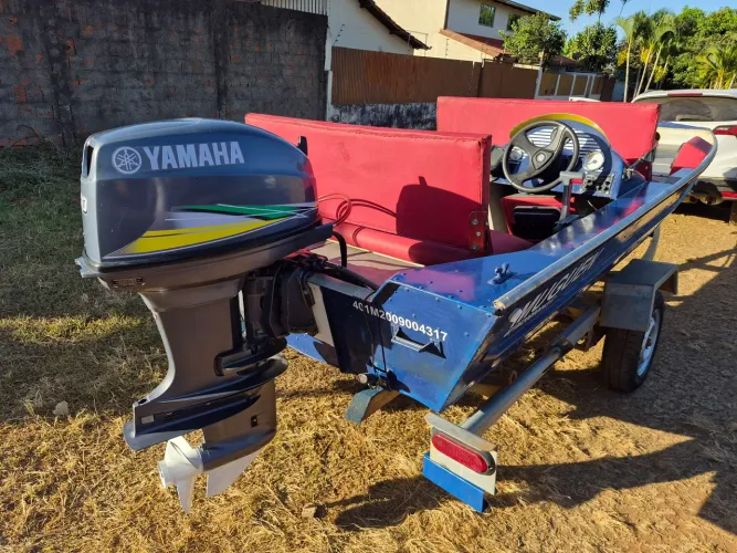 Excelente lancha, Bote _ Small Boat, com um motor Yamarra 40cc, ano 2008 , carretinha.