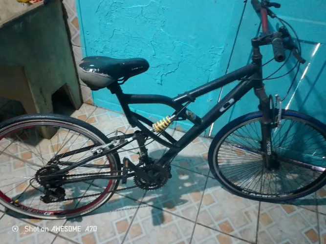 Vendo bicicleta por 390 reais usada tá com pneus novos ,está com o peneu murcho