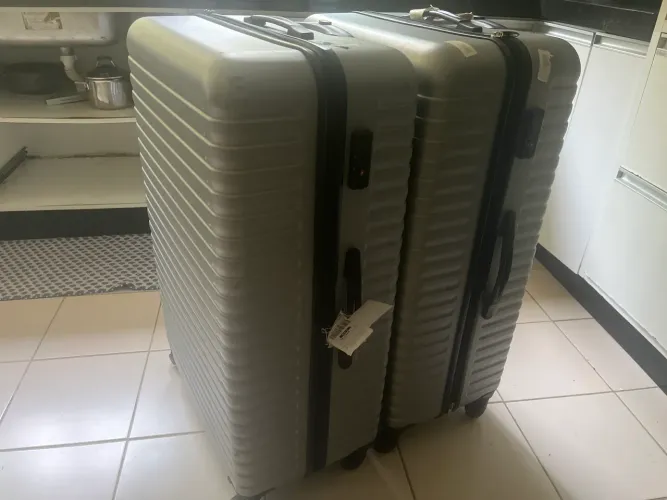 Vendo malas semi novas