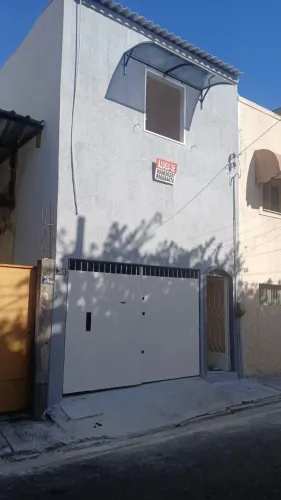 Casa com 2 quartos, garage e mobiliada no centro.
