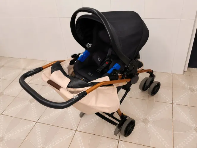 Carrinho com bebê conforto
