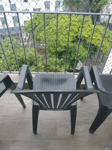 cadeira de plástico para jardim com braço cor preto